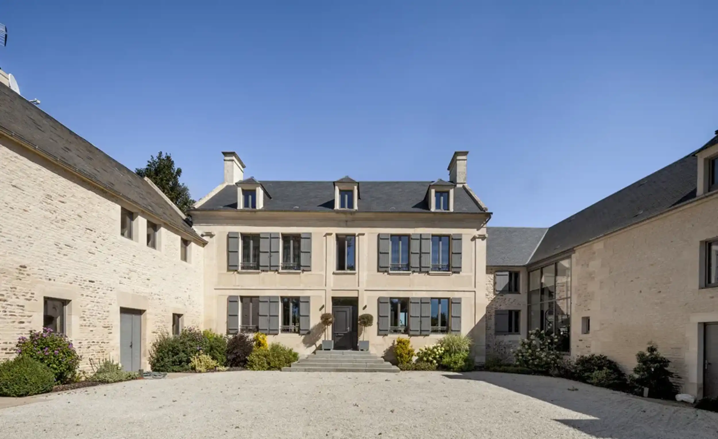 façade cour et dépendances maison de maître Caen